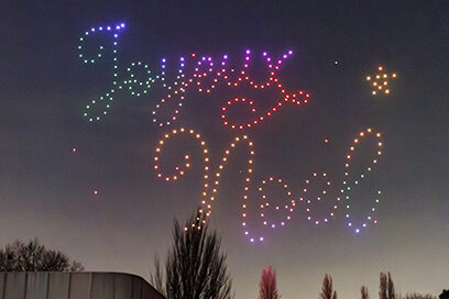 Des drones sont dans le ciel de la ville de Villeneuve-la-Garenne, ils forment le mot "Joyeux Noël" dans plusieurs couleurs. - Agrandir l'image, fenêtre modale