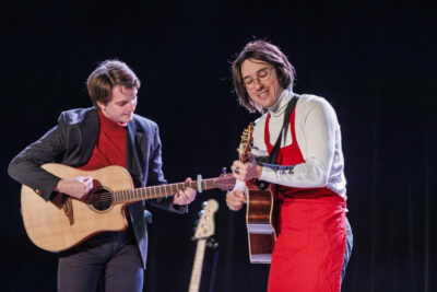 Les deux acteurs jouent sur la scène de la salle André-Malraux pour leur spectacle Lennon & McCartney - Agrandir l'image 3 sur 6, fenêtre modale