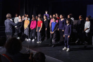 Les élèves de la classe CHAM de Villeneuve-la-Garenne ont chanté sur la scène de la salle André-Malraux pour le spectacle Lennon & McCartney