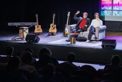 Les deux acteurs jouent sur la scène de la salle André-Malraux pour leur spectacle Lennon & McCartney - Agrandir l'image 5 sur 6, fenêtre modale