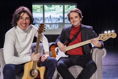 Les deux acteurs jouent sur la scène de la salle André-Malraux pour leur spectacle Lennon & McCartney - Agrandir l'image 6 sur 6, fenêtre modale