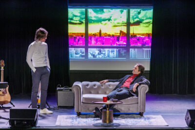 Les deux acteurs jouent sur la scène de la salle André-Malraux pour leur spectacle Lennon & McCartney - Agrandir l'image 2 sur 6, fenêtre modale