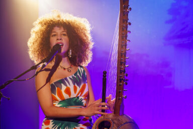 La chanteuse de kora, Lubiana, a donné un concert au Virtuoz Club de Villeneuve-la-Garenne.
