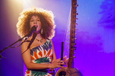 La chanteuse de kora, Lubiana, a donné un concert au Virtuoz Club de Villeneuve-la-Garenne. - Agrandir l'image 1 sur 6, fenêtre modale