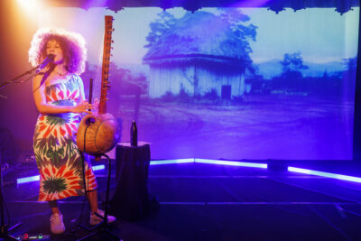 La chanteuse de kora, Lubiana, a donné un concert au Virtuoz Club de Villeneuve-la-Garenne. - Agrandir l'image 2 sur 6, fenêtre modale