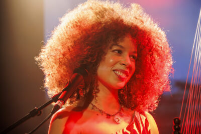 La chanteuse de kora, Lubiana, a donné un concert au Virtuoz Club de Villeneuve-la-Garenne. - Agrandir l'image 3 sur 6, fenêtre modale