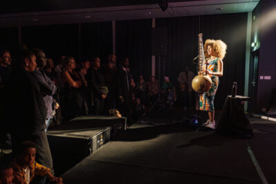 La chanteuse de kora, Lubiana, a donné un concert au Virtuoz Club de Villeneuve-la-Garenne. - Agrandir l'image 5 sur 6, fenêtre modale