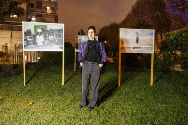 L'artiste de l'exposition Voie.X était présente au vernissage et explique les œuvres au public présent.