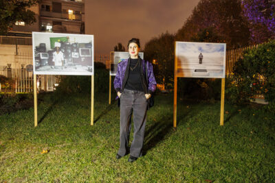 L'artiste de l'exposition Voie.X était présente au vernissage et explique les œuvres au public présent. - Agrandir l'image 1 sur 6, fenêtre modale