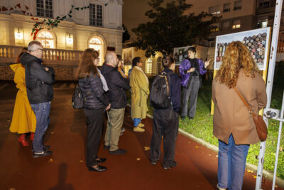 L'artiste de l'exposition Voie.X était présente au vernissage et explique les œuvres au public présent. - Agrandir l'image 6 sur 6, fenêtre modale