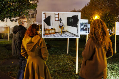 L'artiste de l'exposition Voie.X était présente au vernissage et explique les œuvres au public présent. - Agrandir l'image 2 sur 6, fenêtre modale