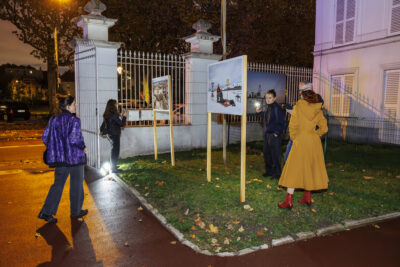 L'artiste de l'exposition Voie.X était présente au vernissage et explique les œuvres au public présent. - Agrandir l'image 3 sur 6, fenêtre modale