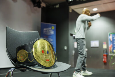 Aurelien Duarte sur la scène du Virtuoz Club de Villeneuve-la-Garenne tient dans sa main un micro pour présenter sa conférence. - Agrandir l'image 5 sur 6, fenêtre modale