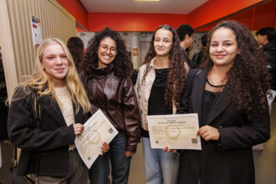 Les jeunes bacheliers sont venus récupérer leur diplôme du baccalauréat. - Agrandir l'image 4 sur 6, fenêtre modale