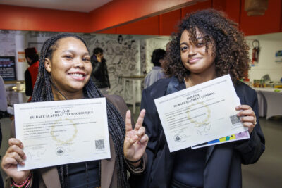 Les jeunes bacheliers sont venus récupérer leur diplôme du baccalauréat. - Agrandir l'image 2 sur 6, fenêtre modale