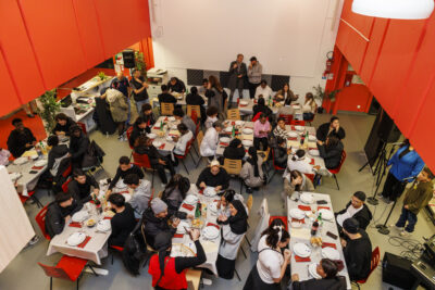 Les jeunes villenogarennois profitent d'un repas. - Agrandir l'image 5 sur 6, fenêtre modale