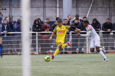 Les joueurs jouent au foot à Villeneuve-la-Garenne.