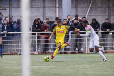 Les joueurs jouent au foot à Villeneuve-la-Garenne. - Agrandir l'image 1 sur 6, fenêtre modale