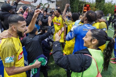 L'équipe et les supporters de Villeneuve-la-Garenne fêtent la victoire. - Agrandir l'image 2 sur 6, fenêtre modale