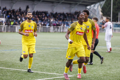 Les joueurs jouent au foot à Villeneuve-la-Garenne. - Agrandir l'image 5 sur 6, fenêtre modale