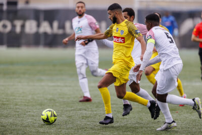 Les joueurs jouent au foot à Villeneuve-la-Garenne. - Agrandir l'image 4 sur 6, fenêtre modale