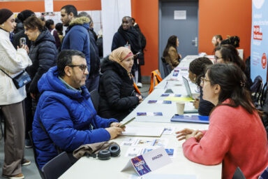 Les demandeurs d'emplois en situation de handicap rencontrent des recruteurs.