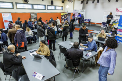 Les demandeurs d'emplois en situation de handicap rencontrent des recruteurs. - Agrandir l'image 3 sur 6, fenêtre modale