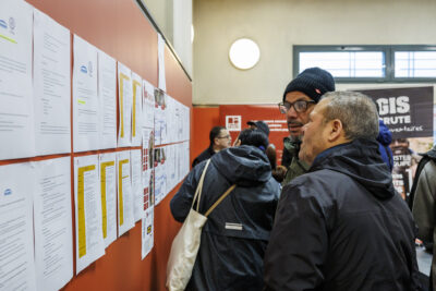 Les demandeurs d'emplois en situation de handicap regardent les fiches de postes. - Agrandir l'image 4 sur 6, fenêtre modale