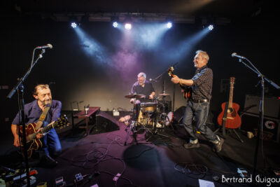 Les chanteurs des Innocents sont sur la scène du Virtuoz club accompagné de leur guitare. - Agrandir l'image 3 sur 6, fenêtre modale