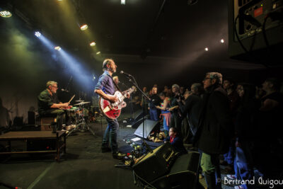 Les chanteurs des Innocents sont sur la scène du Virtuoz club accompagné de leur guitare. - Agrandir l'image 4 sur 6, fenêtre modale