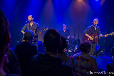 Les chanteurs des Innocents sont sur la scène du Virtuoz club accompagné de leur guitare. - Agrandir l'image 5 sur 6, fenêtre modale