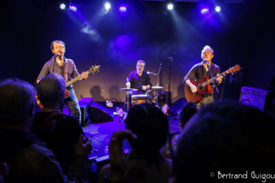 Les chanteurs des Innocents sont sur la scène du Virtuoz club accompagné de leur guitare. - Agrandir l'image 6 sur 6, fenêtre modale