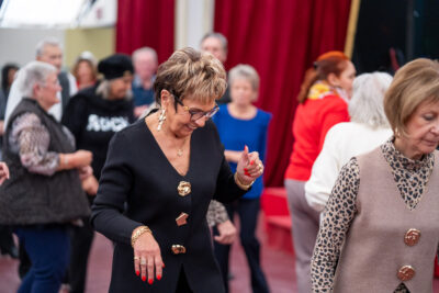 Les seniors dansent au banquet. - Agrandir l'image 1 sur 6, fenêtre modale