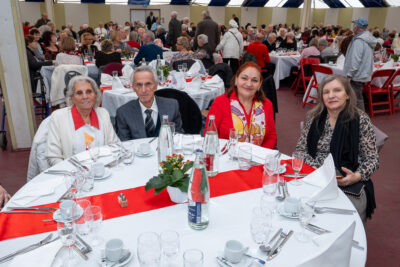 Les seniors sont autour d'une table en attendant le repas. - Agrandir l'image 2 sur 6, fenêtre modale