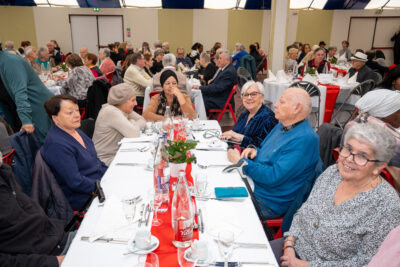 Les seniors sont autour d'une table en attendant le repas. - Agrandir l'image 3 sur 6, fenêtre modale