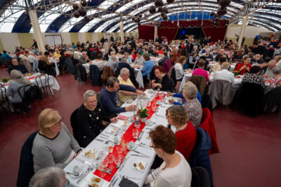 Les seniors sont autour d'une table. - Agrandir l'image 4 sur 6, fenêtre modale