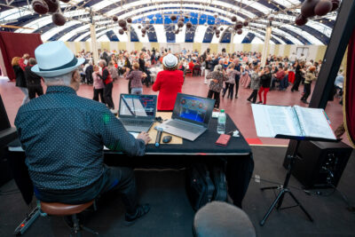 Les seniors dansent au banquet. - Agrandir l'image 5 sur 6, fenêtre modale