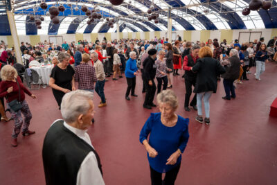 Les seniors dansent au banquet. - Agrandir l'image 6 sur 6, fenêtre modale