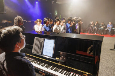 Concert de la chanteuse Hélène Sio à Villeneuve-la-Garenne.
