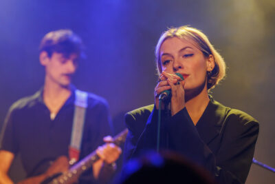 Concert de la chanteuse Hélène Sio à Villeneuve-la-Garenne. - Agrandir l'image 2 sur 6, fenêtre modale