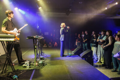 Concert de la chanteuse Hélène Sio à Villeneuve-la-Garenne. - Agrandir l'image 3 sur 6, fenêtre modale