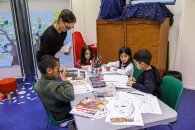 Les enfants participent à l'atelier "peindre le rêve" à la bibliothèque Aimé-Césaire. - Agrandir l'image 2 sur 6, fenêtre modale