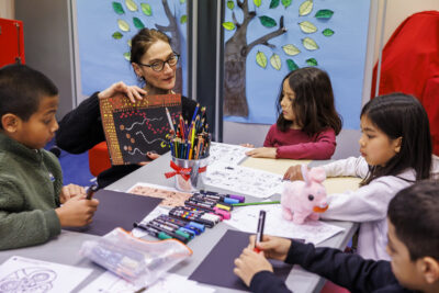 Les enfants participent à l'atelier "peindre le rêve" à la bibliothèque Aimé-Césaire. - Agrandir l'image 3 sur 6, fenêtre modale