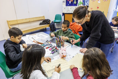 Les enfants participent à l'atelier "peindre le rêve" à la bibliothèque Aimé-Césaire. - Agrandir l'image 4 sur 6, fenêtre modale