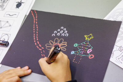 Les enfants participent à l'atelier "peindre le rêve" à la bibliothèque Aimé-Césaire. - Agrandir l'image 5 sur 6, fenêtre modale