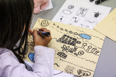 Les enfants participent à l'atelier "peindre le rêve" à la bibliothèque Aimé-Césaire. - Agrandir l'image 6 sur 6, fenêtre modale