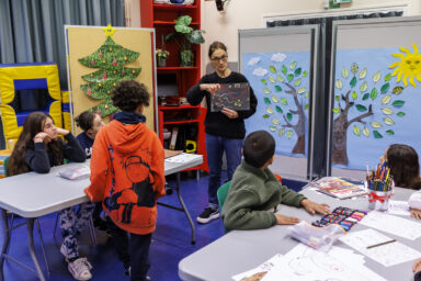 Les enfants participent à l'atelier "peindre le rêve" à la bibliothèque Aimé-Césaire.