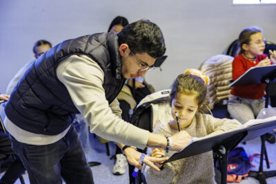 Un professeur de l'école de musique montre les notes de musique à une élève. - Agrandir l'image 5 sur 6, fenêtre modale