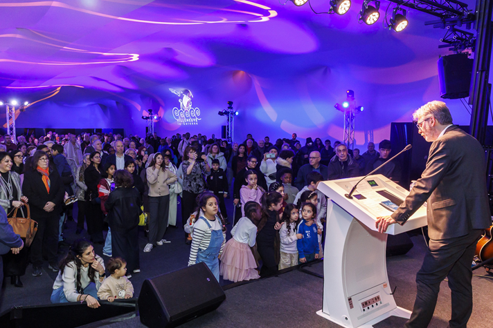 Le Maire Pascal Pelain fait son discours sur la scène auprès des habitants dans le cadre de la cérémonie des vœux à la population de la ville de Villeneuve-la-Garenne.