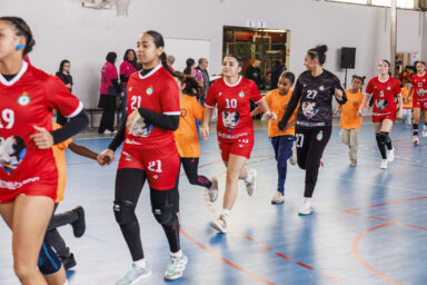 Les équipes féminines rentrent sur le terrain de handball pour le tournoi, à Villeneuve-la-Garenne.